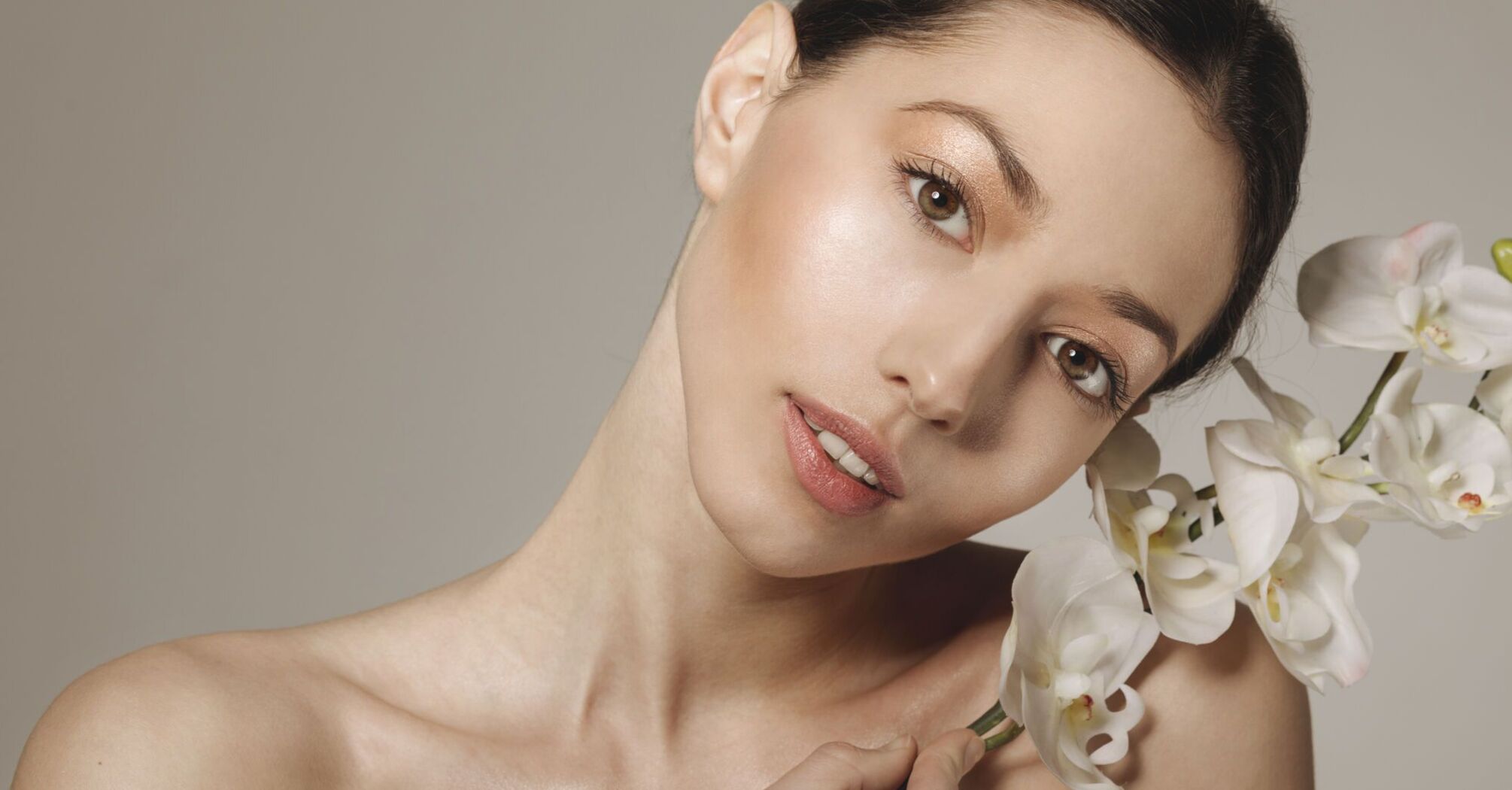 How to do light makeup and hide all skin imperfections at the same time: try this effective "micro-concealing" technique