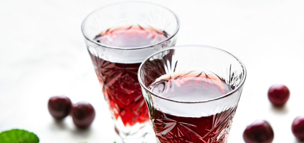 How to make homemade cherry liqueur: we share the simplest technology