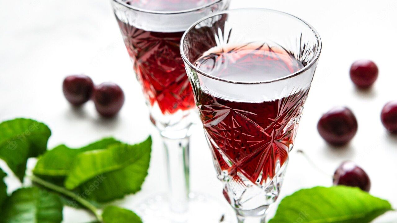How to make homemade cherry liqueur: we share the simplest technology