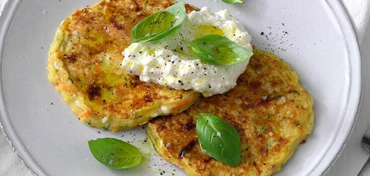 Zucchini pancakes in a new way: what to add to the dish for a better taste