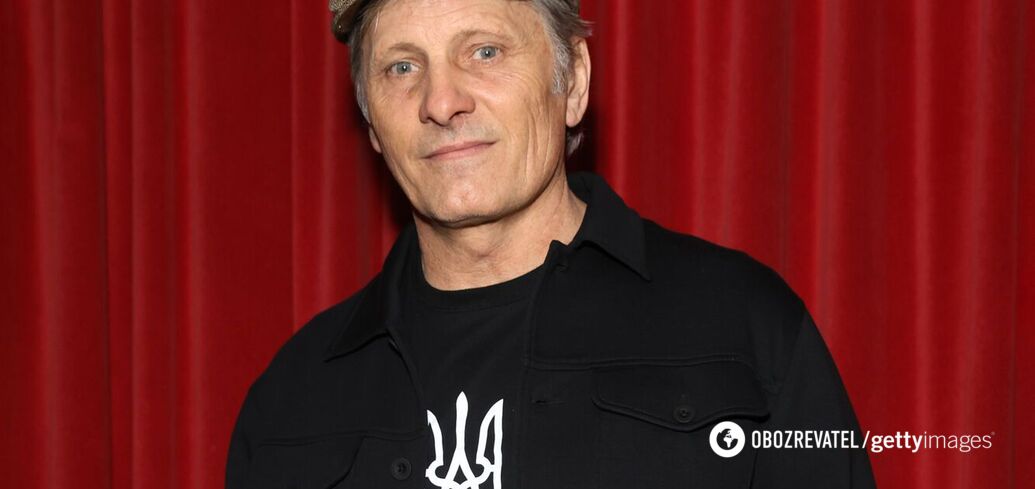 Wearing a T-shirt with a trident and a Ukrainian flag badge on his jacket. Hollywood actor Viggo Mortensen arrived in Chernivtsi