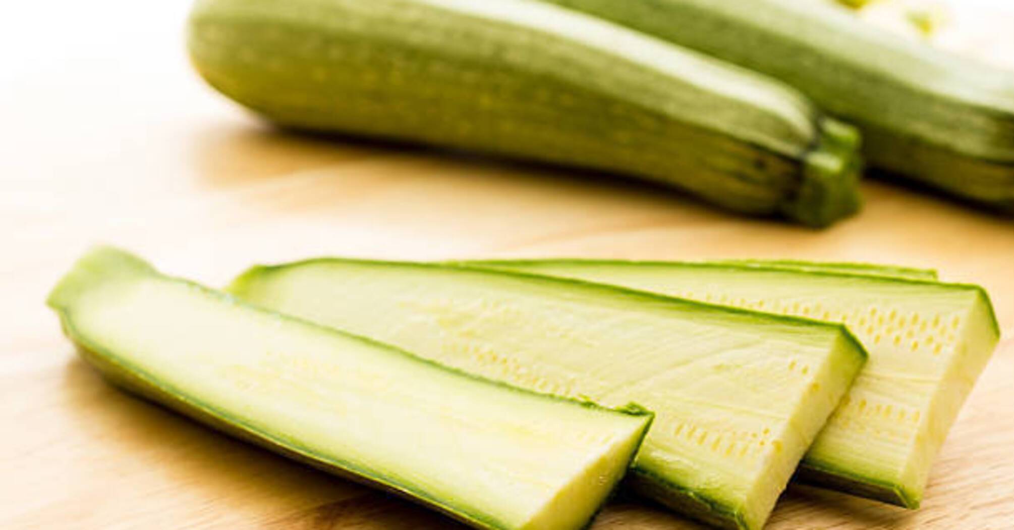 How to bake zucchini deliciously: a variant of a seasonal healthy dish