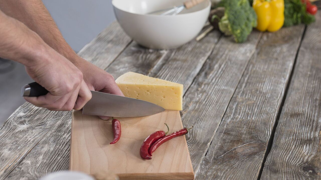No more odors: how to clean wooden and plastic cutting boards