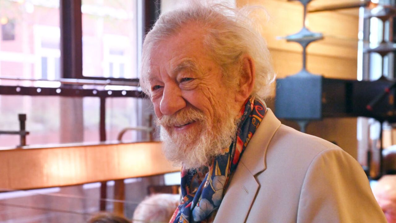 85-letni aktor Ian McKellen spadł ze sceny podczas występu: gwiazda Władcy Pierścieni krzyczała z bólu, niepokojąc fanów.