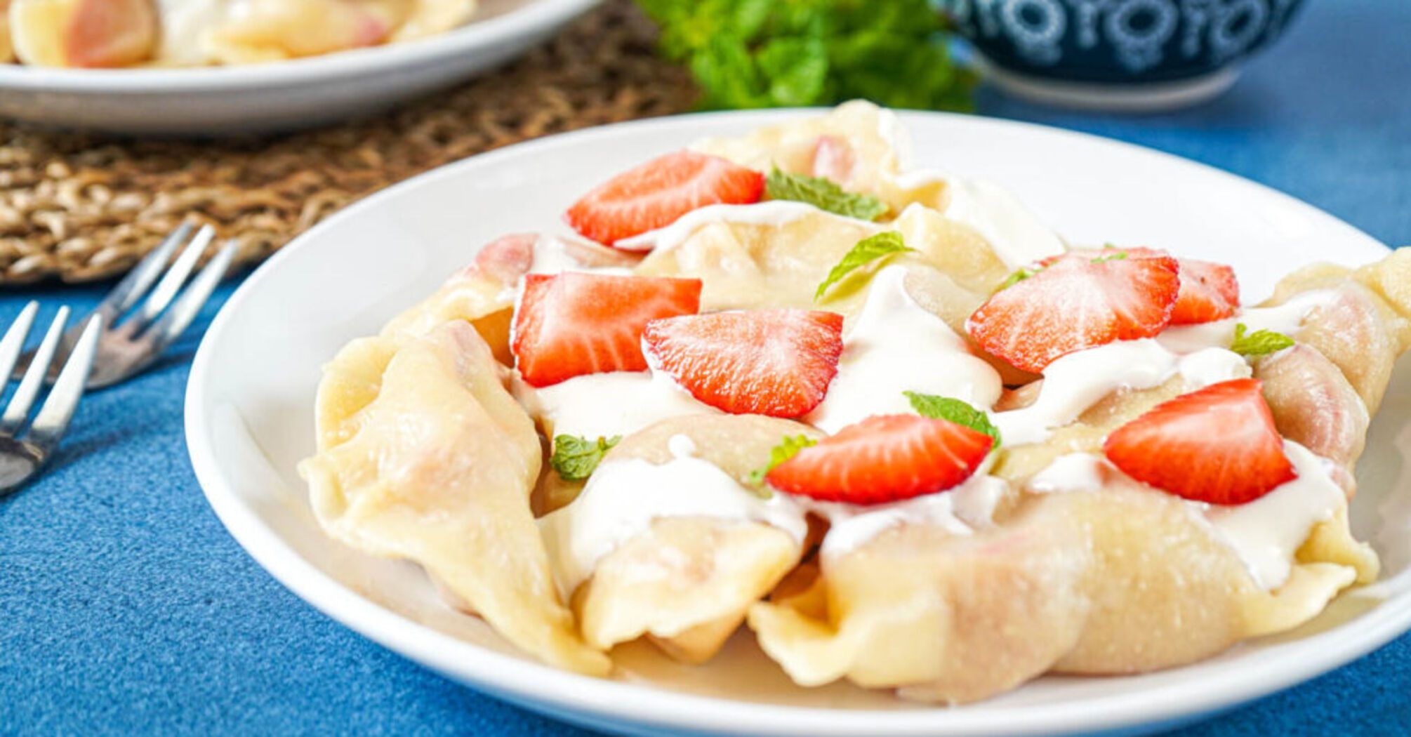 Sweet dumplings with strawberries: how to make a fluffy and elastic dough