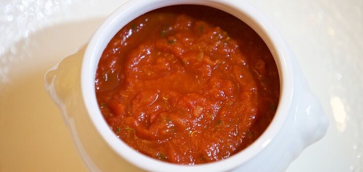 Tomato and apple ketchup for the winter: a great alternative