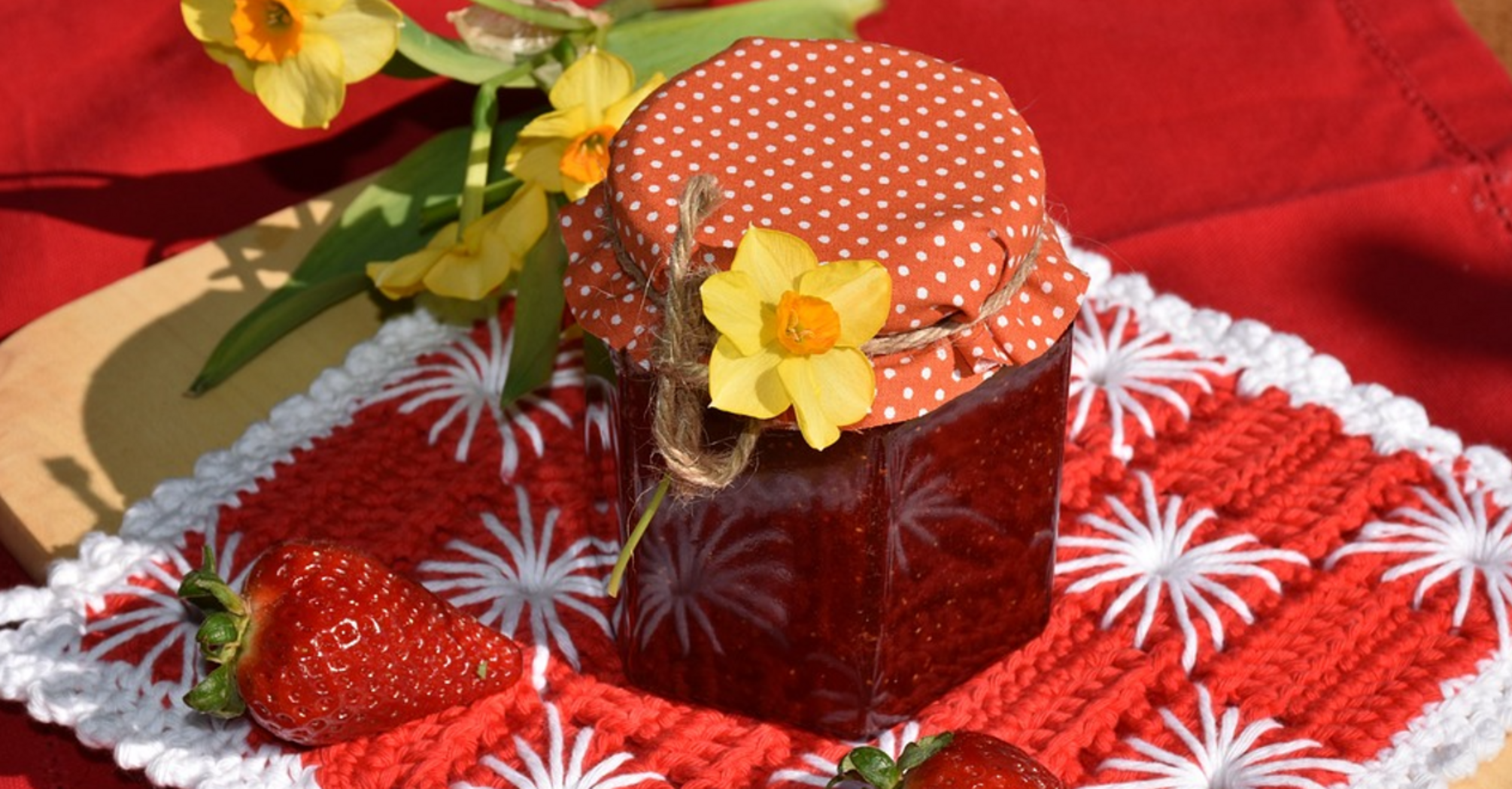 How much sugar to add to 1 kg of cherries and strawberries to make jam tasty: effective proportions