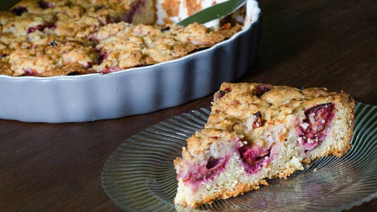 Fresh raspberry pie in the oven: a recipe for the most delicate dough