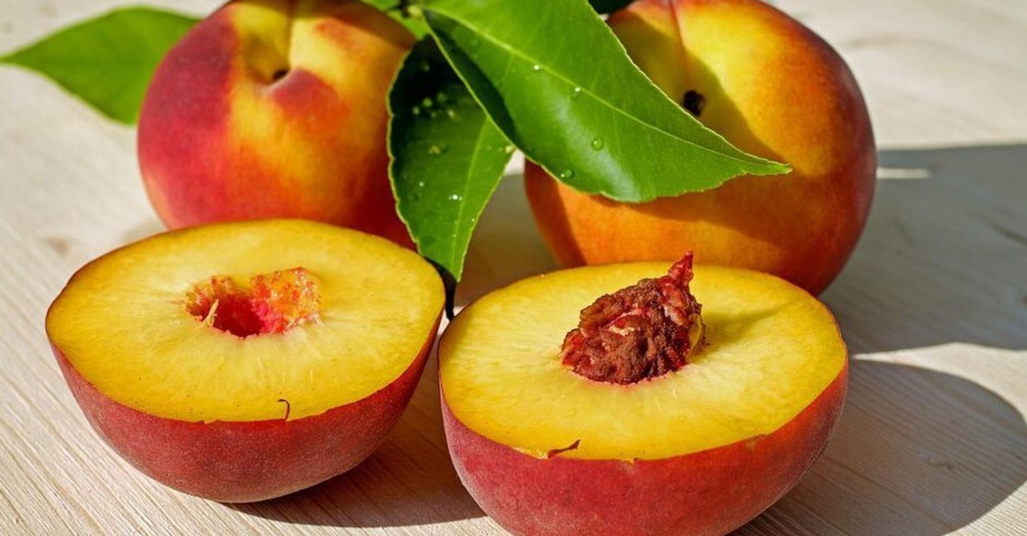 Canned peaches in syrup: a pitted and sterilized recipe