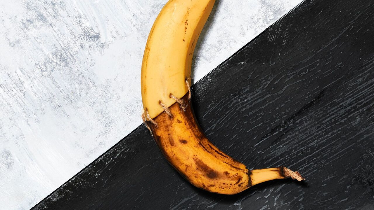 What to do with bananas that start to turn black: here are three effective ways