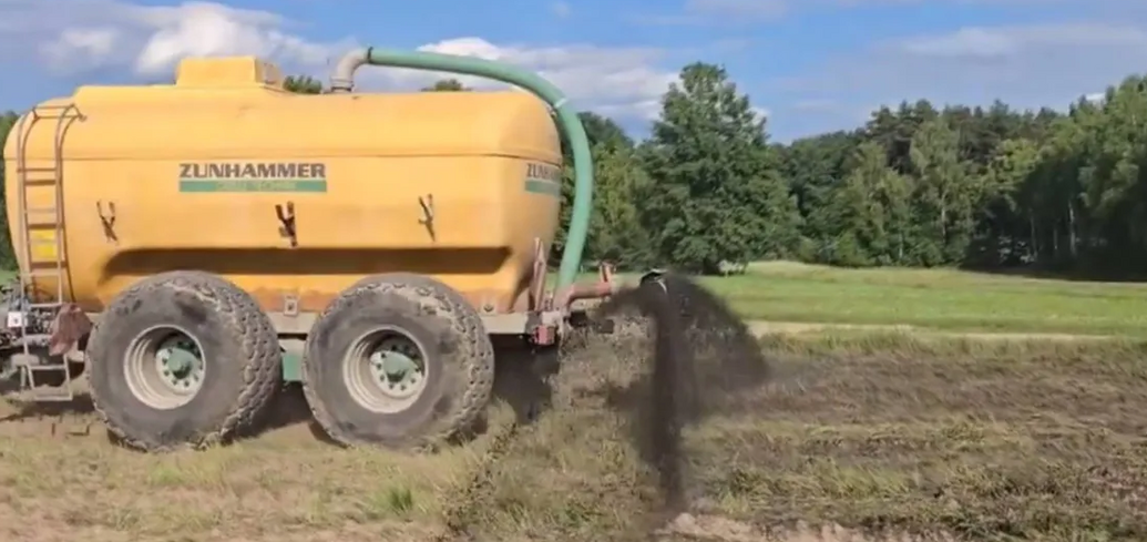 Polscy rolnicy rozlewają gnojowicę wzdłuż granicy z Białorusią: co się dzieje? Wideo