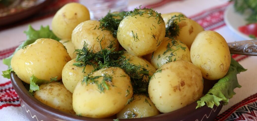 How to peel a lot of young potatoes at once: a simple life hack