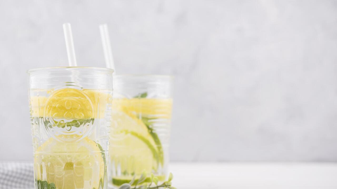 Lemonade with mint: making the most popular summer drink