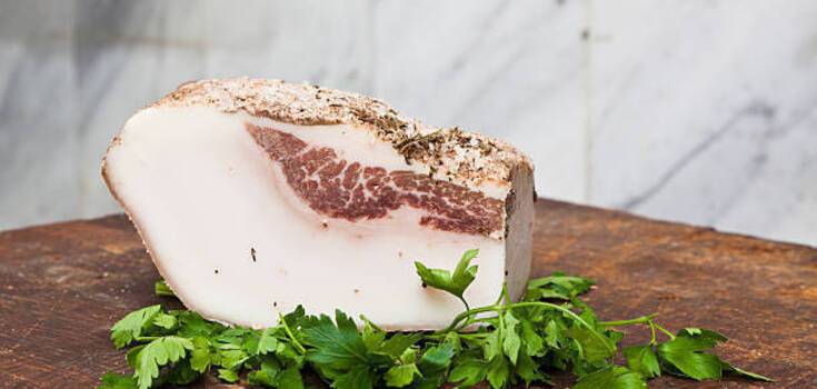 How to prepare lard brisket: with garlic and spices