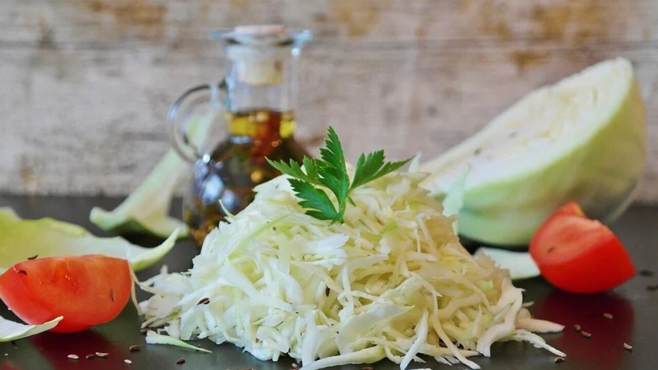 Healthy and delicious cabbage salad in jars: the best option for winter