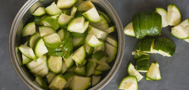 Zucchini salad in tomato sauce for the winter: how to prepare a successful preservation