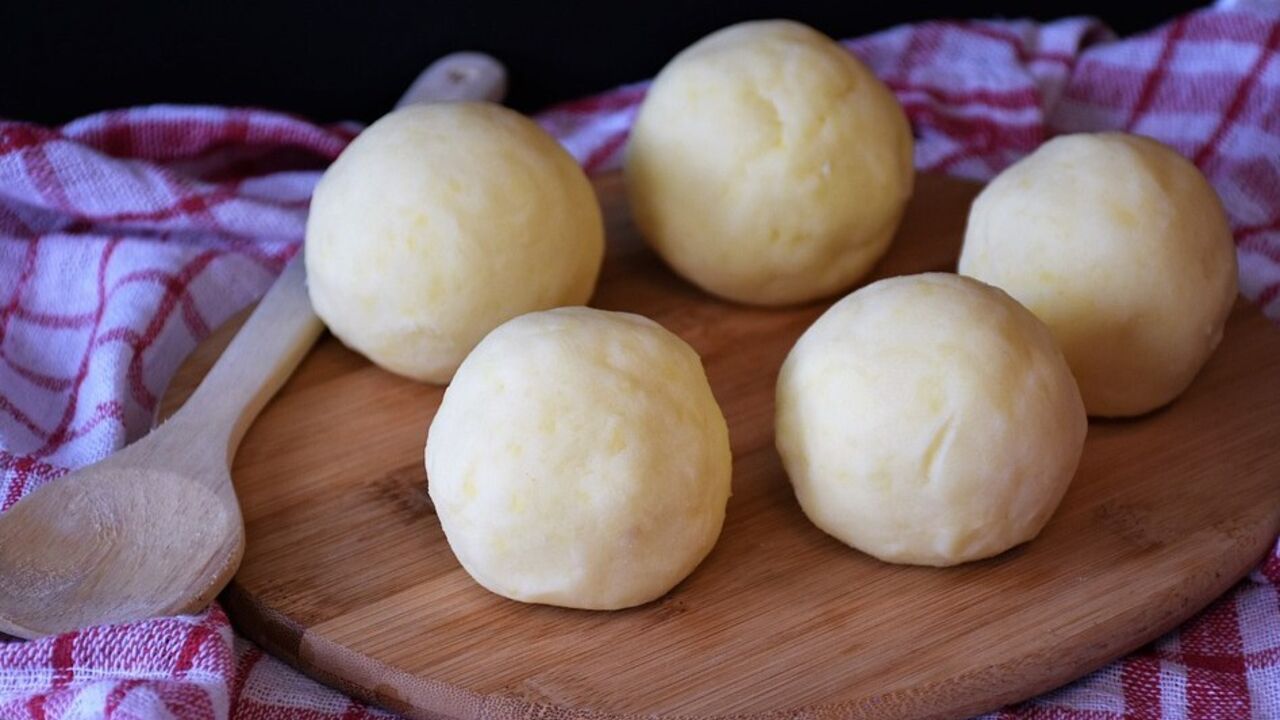 What to add to the dough for pies to make them golden and crispy