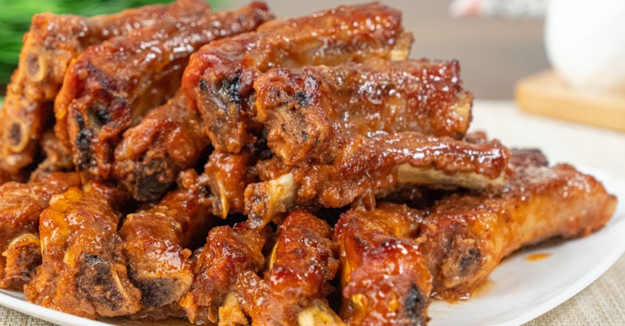 The meat will be very soft: juicy pork ribs with spicy BBQ sauce