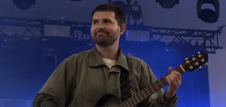 Rosyjski piosenkarz Noize MC pojawił się w koszulce z symbolami pułku Azow na koncercie w Hiszpanii. Wideo