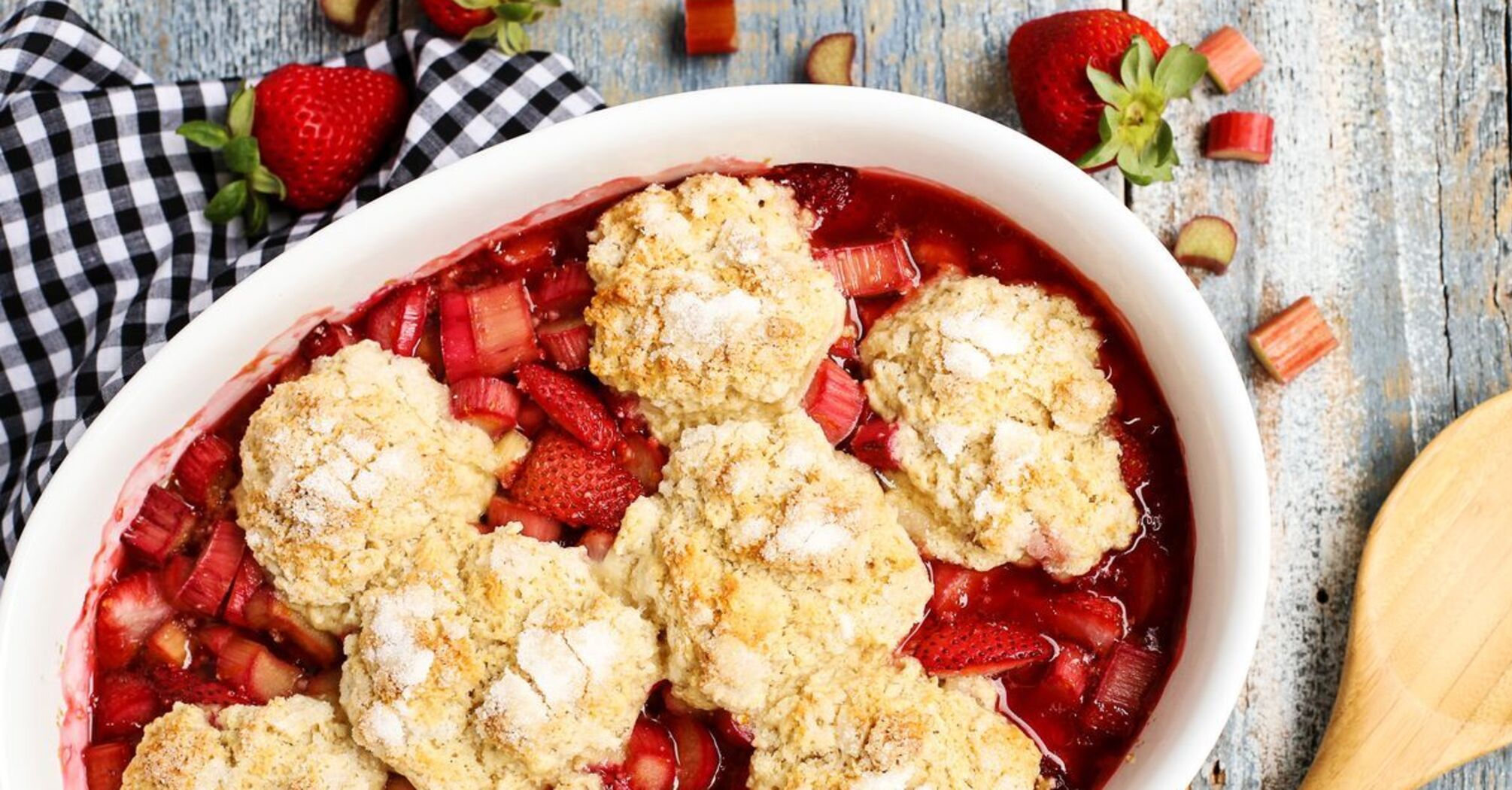 A real hit this summer: how to make strawberry and rhubarb cobbler