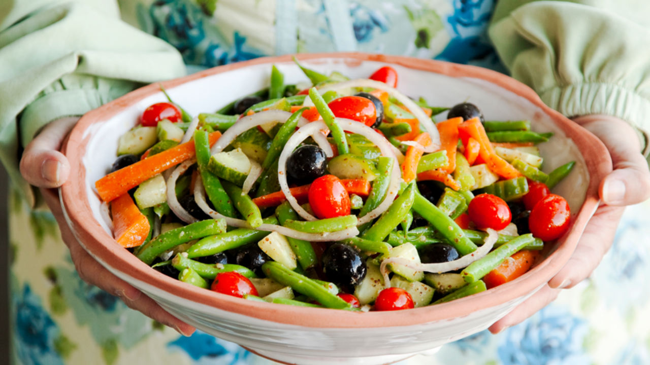 Healthy salad of seasonal vegetables: what to dress the summer dish with