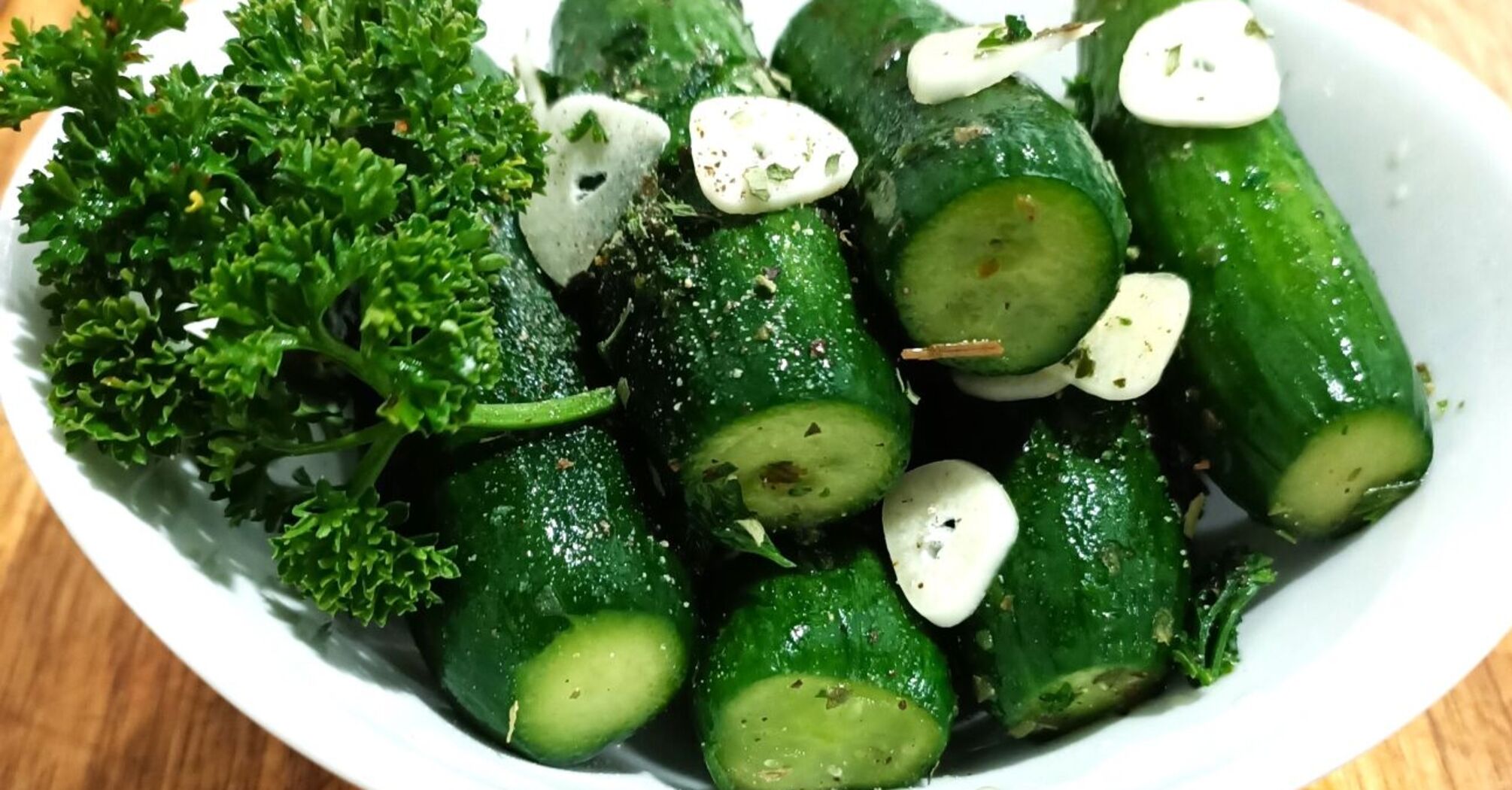 Quick pickled cucumbers with dill and garlic: perfect for barbecue