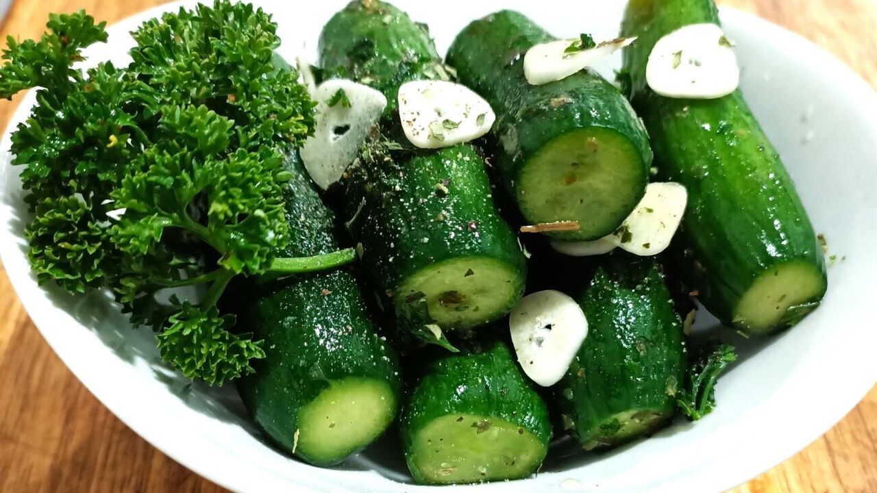 Quick pickled cucumbers with dill and garlic: perfect for barbecue