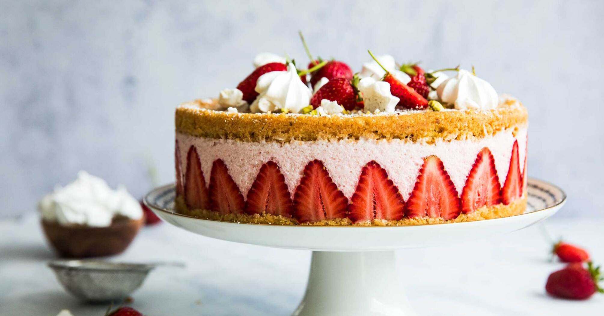 Be sure to make this summer cake for your family: sponge cakes and delicate strawberry mousse