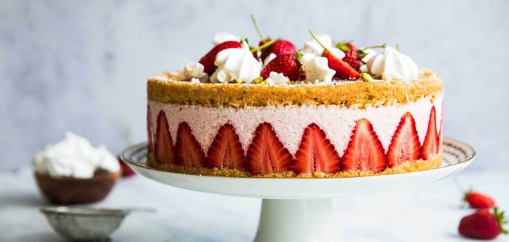Be sure to make this summer cake for your family: sponge cakes and delicate strawberry mousse