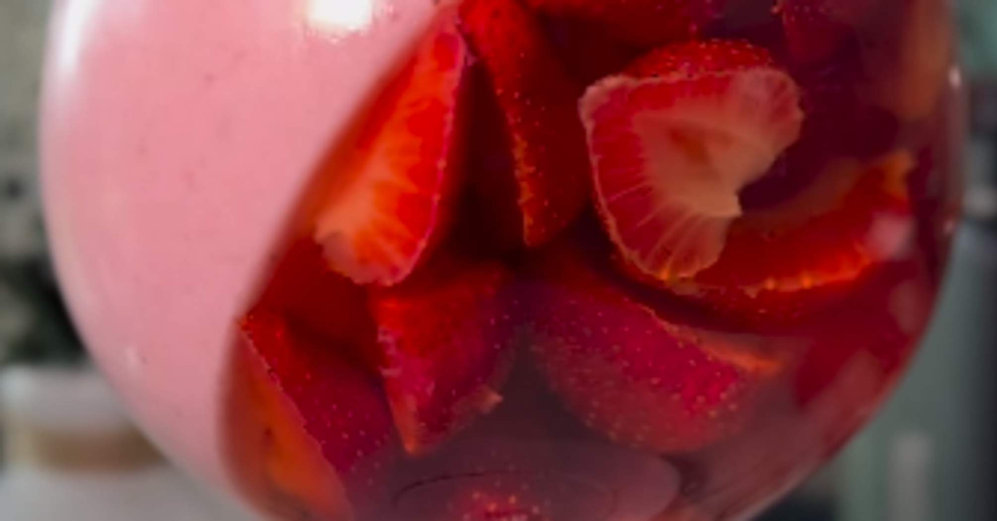 Strawberry dessert with a secret: perfect for summer evenings