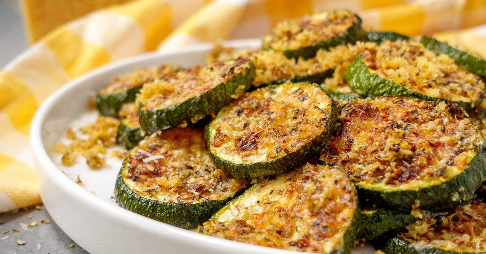 How to bake zucchini deliciously in the oven: be sure to add plenty of cheese