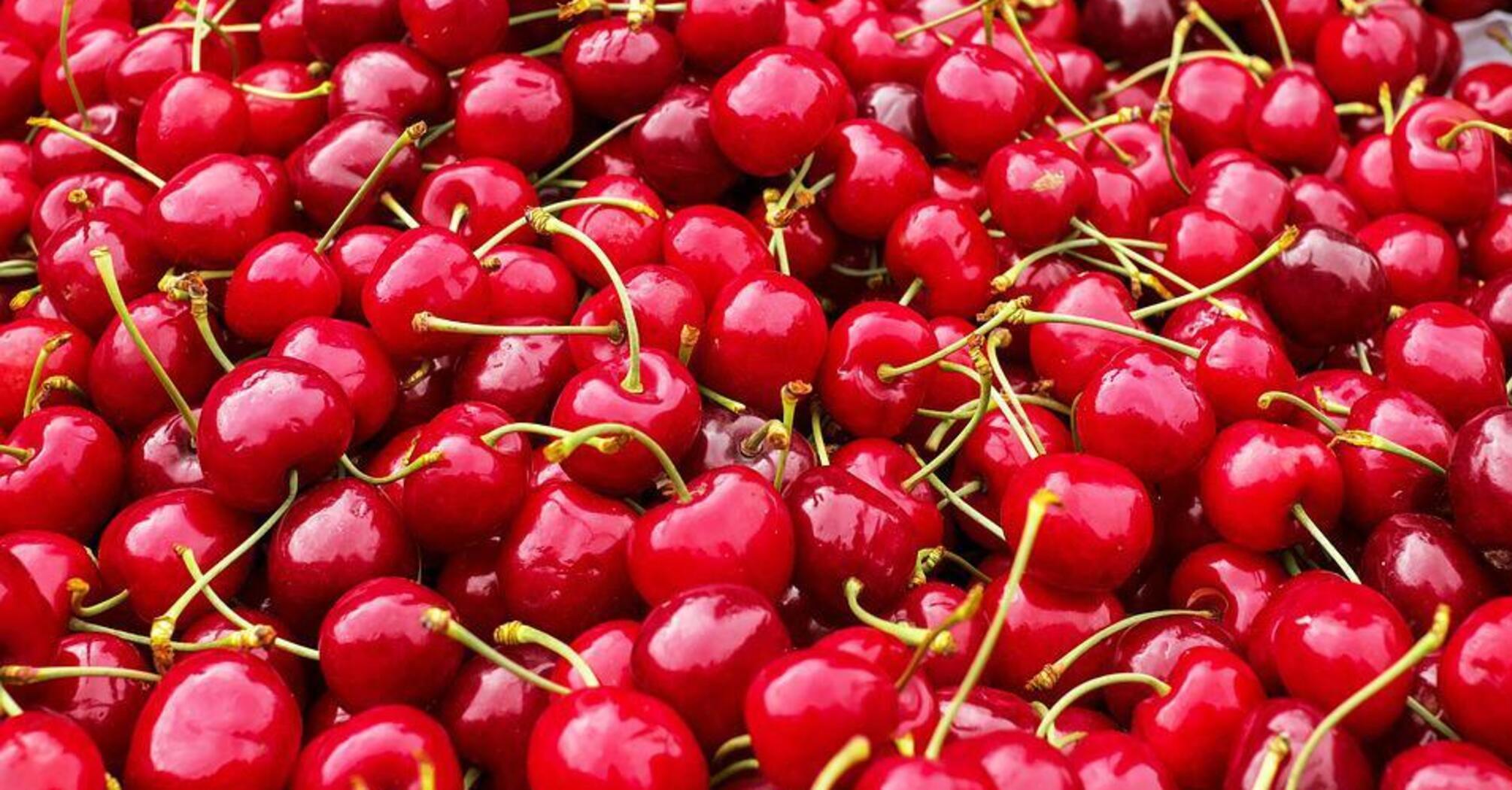 Pitted cherries in their own juice: how to prepare a successful winter preservation
