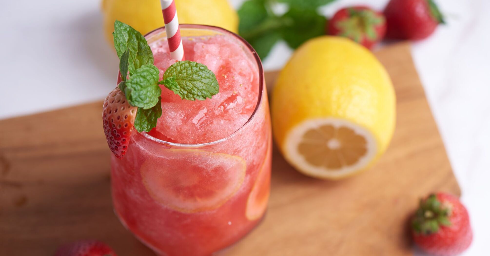 Strawberry lemonade: how to make a refreshing summer drink at home