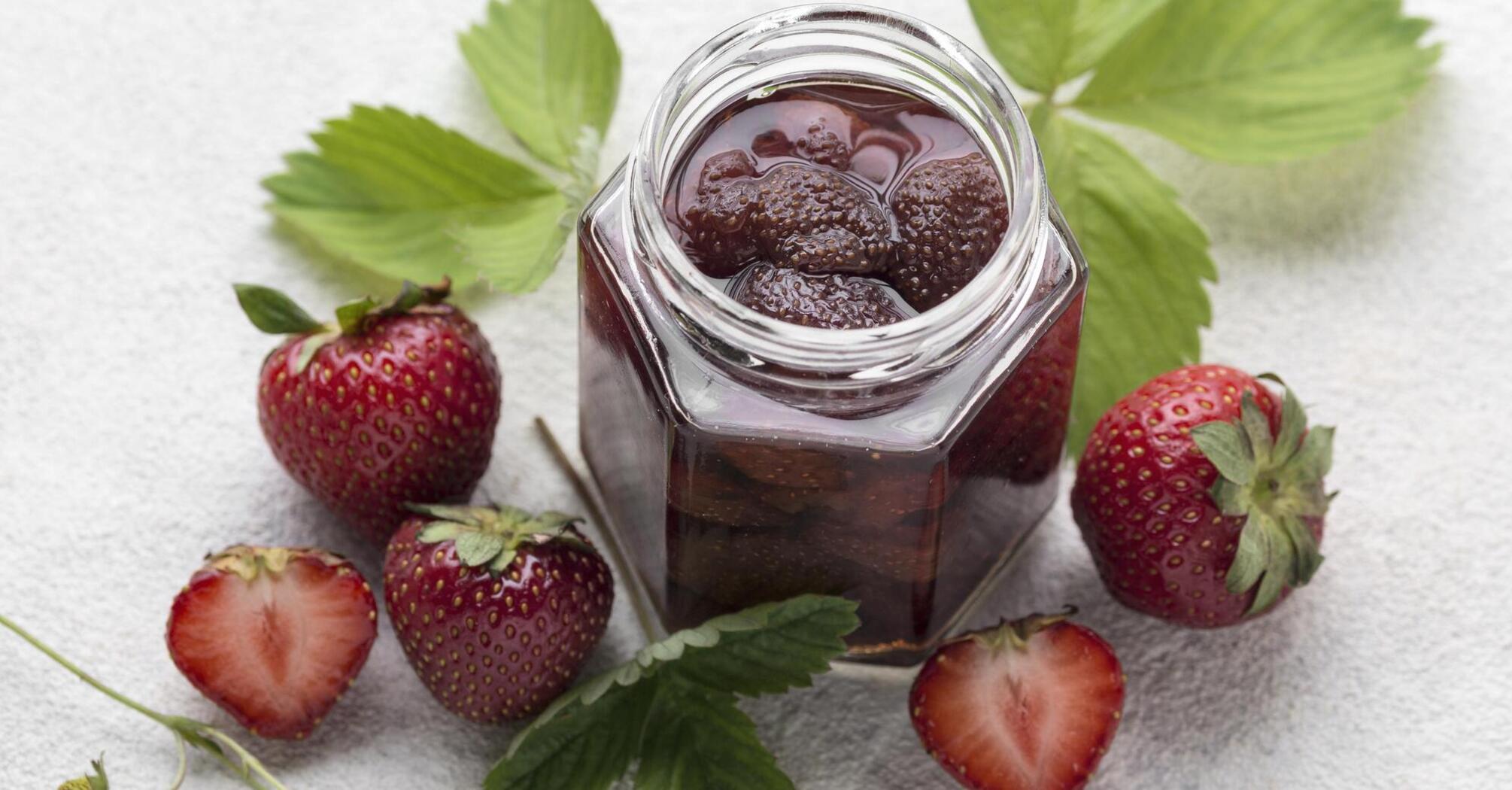 Strawberry jam in a hurry: how to cook to preserve all the vitamins