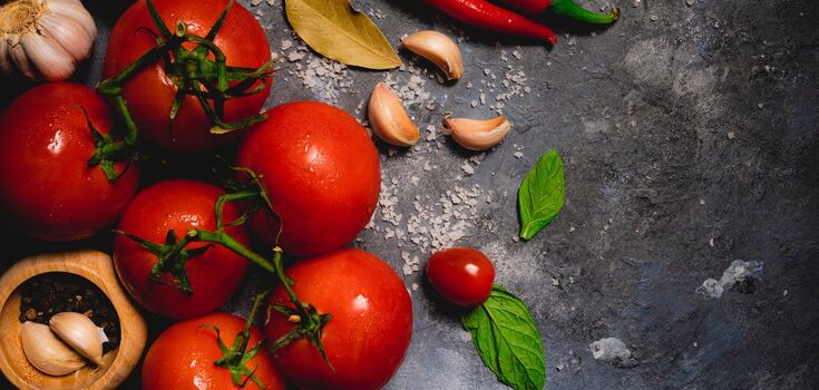 How to ferment tomatoes deliciously: what to add for fast fermentation