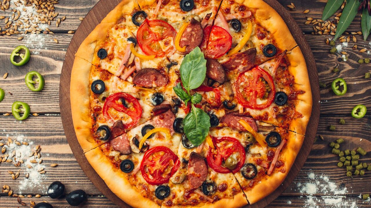 Lazy pizza without dough and baking: we tell you what to make a dish for a snack