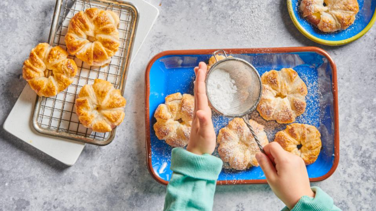 Apple rings in dough in 20 minutes: how to make delicious pastries for tea