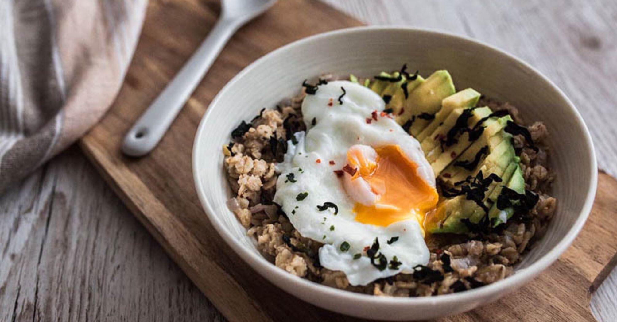 Breakfast in 10 minutes: oatmeal with avocado and poached egg