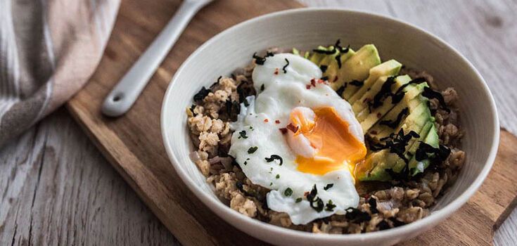 Breakfast in 10 minutes: oatmeal with avocado and poached egg