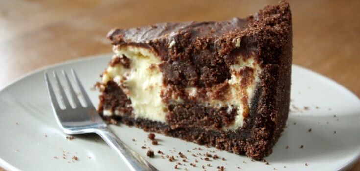 Lots of chocolate and cookies: an unusual brownie for tea
