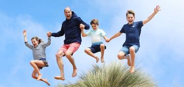 Tak bawią się przyszli królowie. Kate Middleton pogratulowała księciu Williamowi 42. urodzin zdjęciem "na żywo"