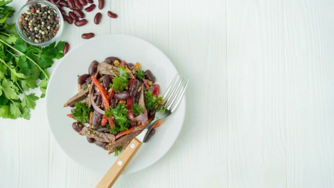 Bright Georgian Tbilisi salad with beef: no mayonnaise needed