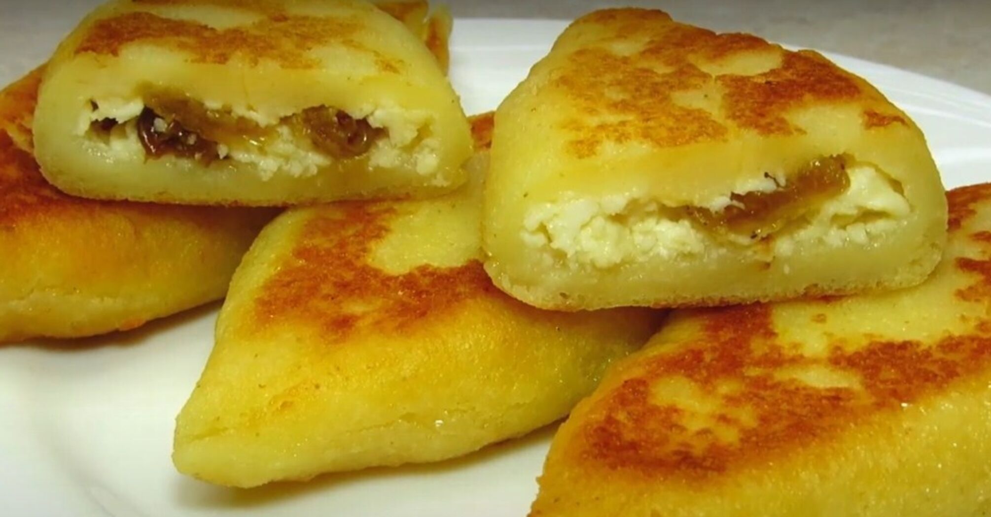 Fried semolina pies with cottage cheese and raisins