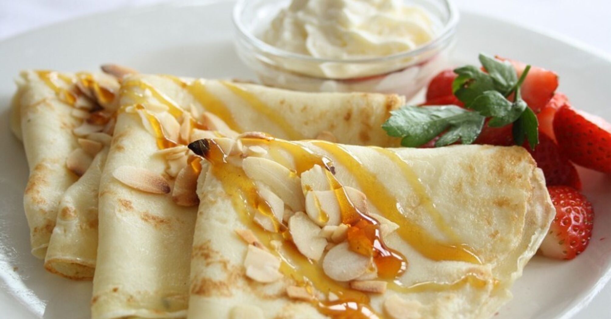 No-flour pancakes with milk: elastic and do not tear apart