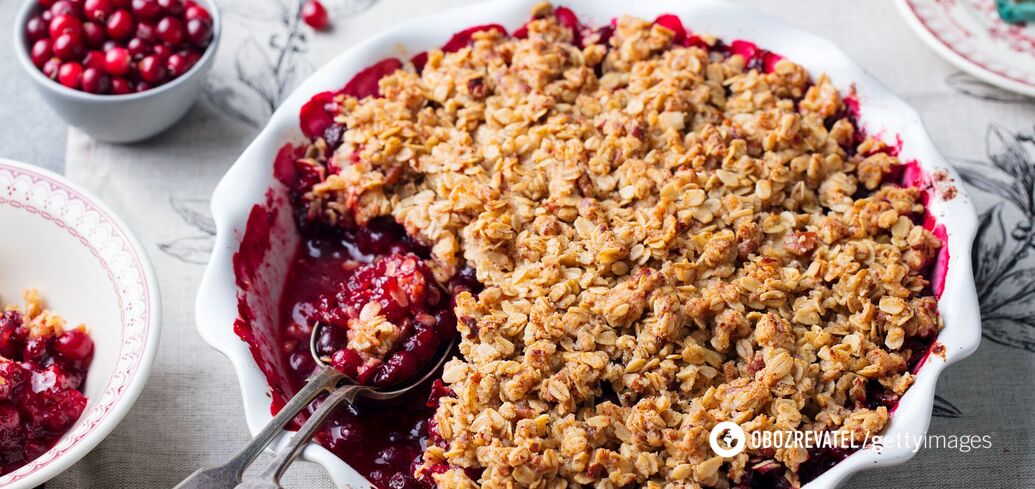 Oatmeal pie with berries