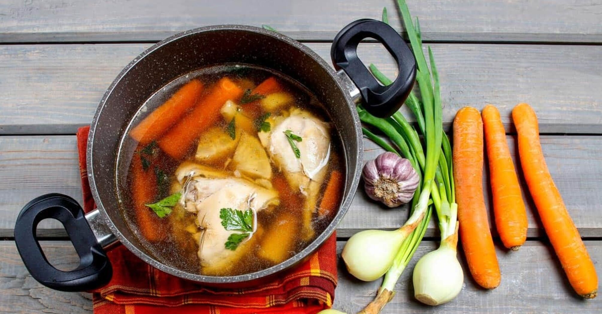 Jak przygotować pyszny i bogaty rosół z kurczaka: pomoże się uspokoić