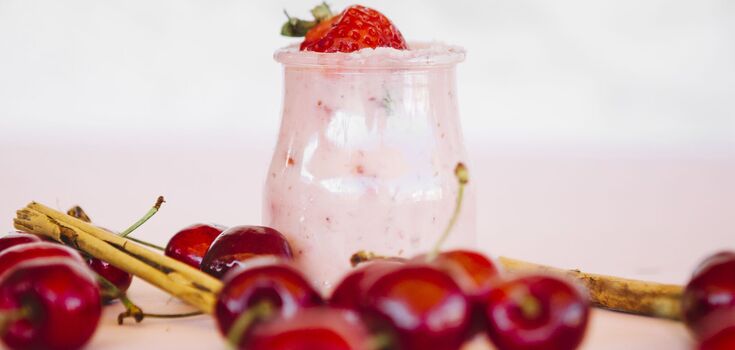 Light yogurt dessert with cherries: for those on a diet