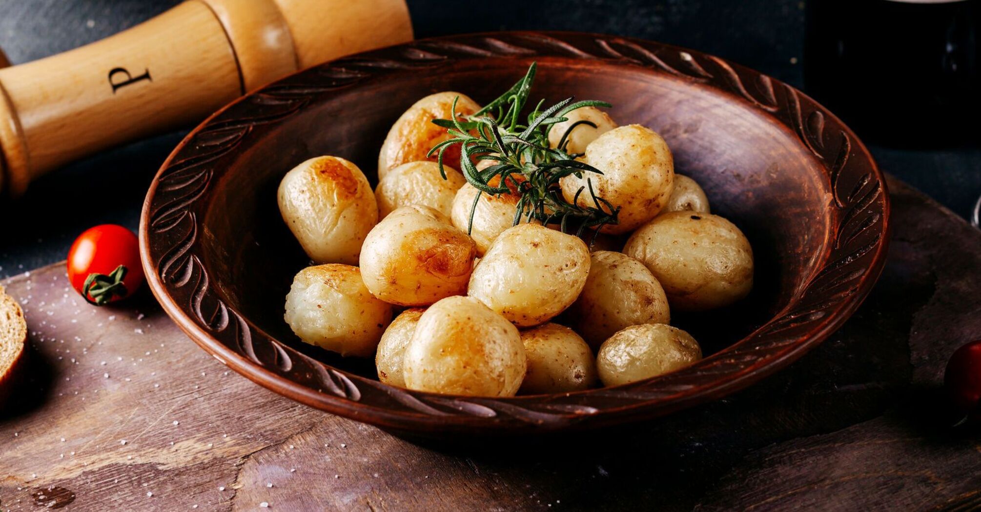 Roasted young potatoes with garlic: they have never tasted better