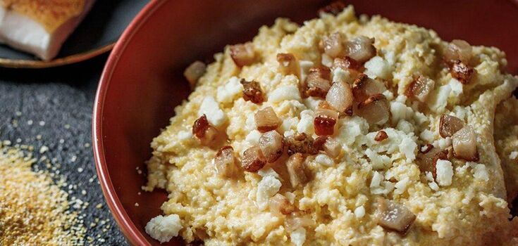 How to cook delicious banosh with bryndza and sour cream at home: a simple recipe