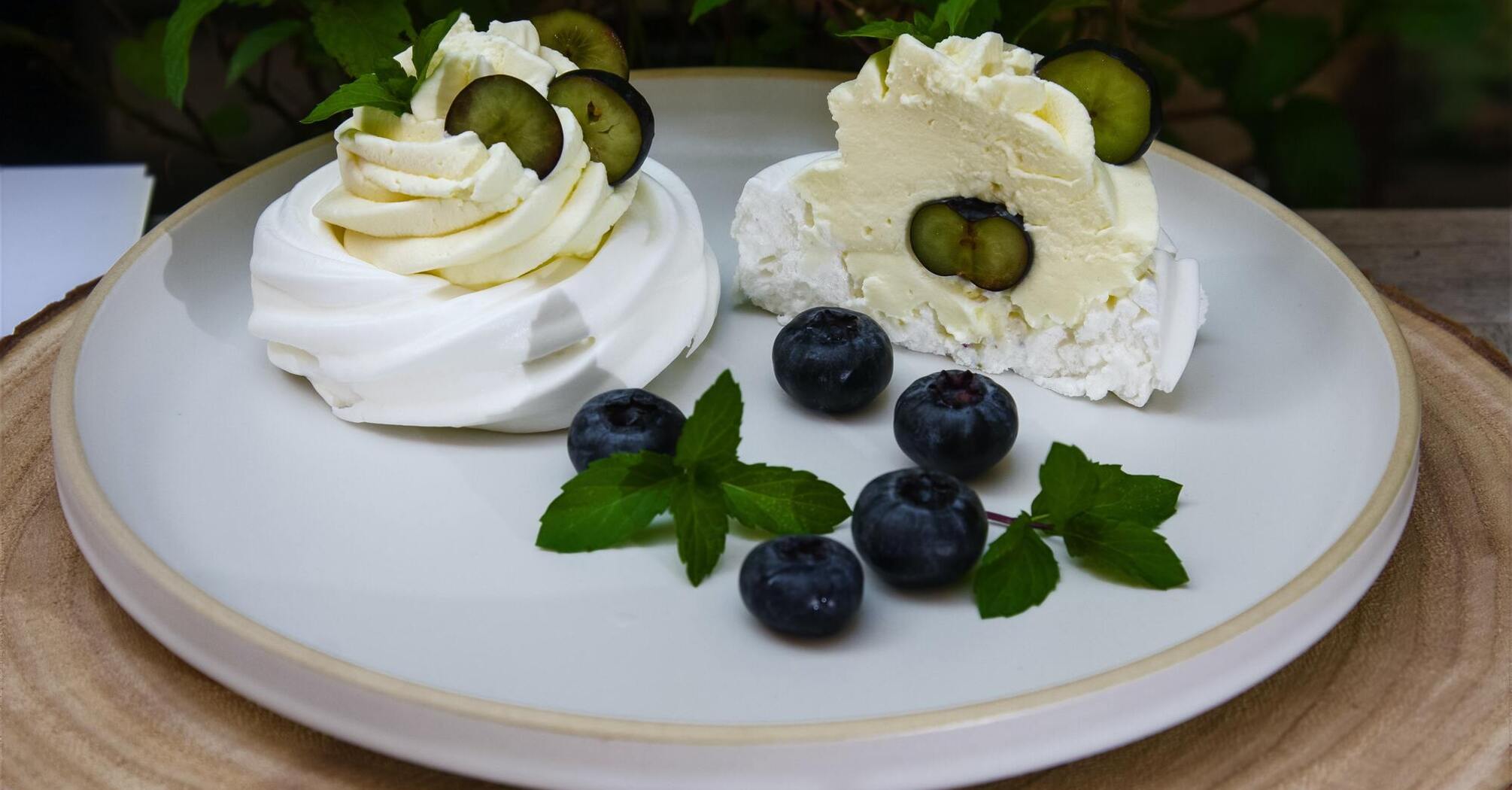 Pavlova cake without sugar